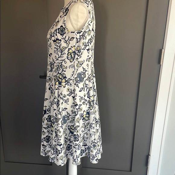 Haani Floral Sleeveless Dress - White and Blue - Picture 4 of 8